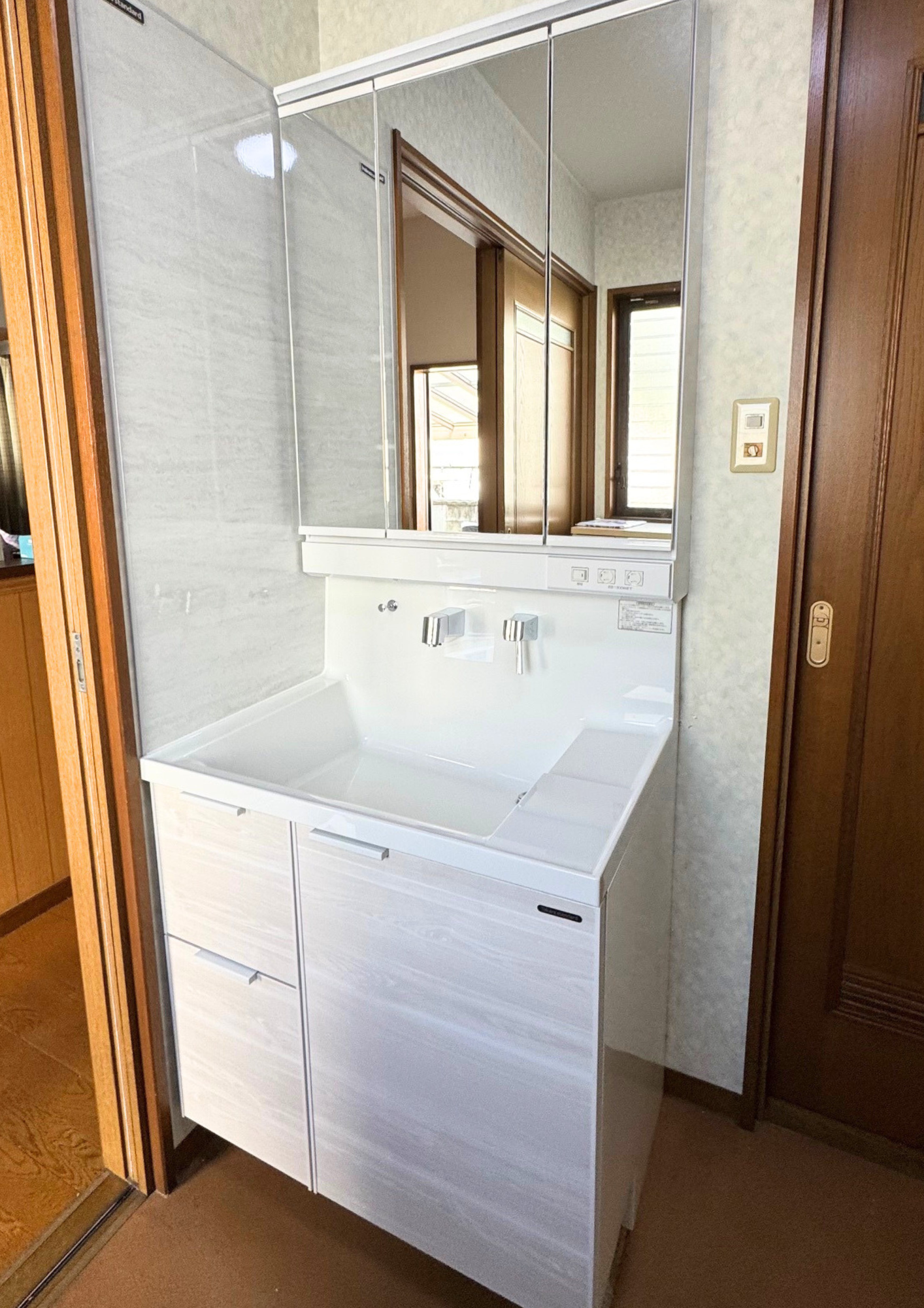 キズにも、熱にも、湿気にも。最強の洗面台。